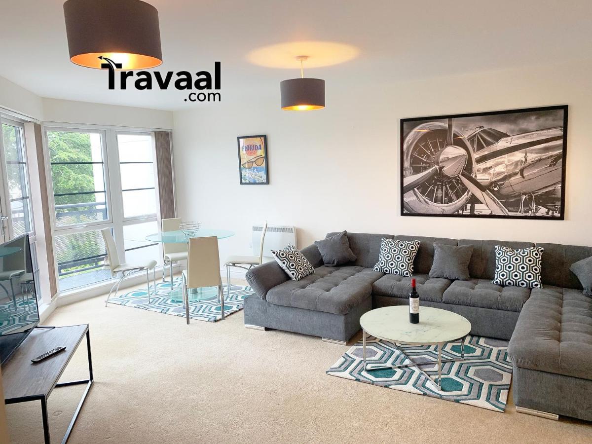 Travaal.om - 2 Bed Serviced Farnborough Apartment *
