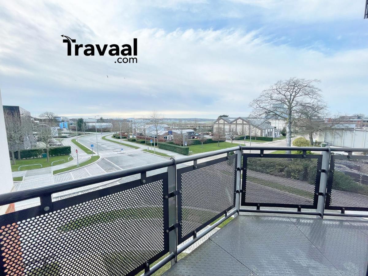 Travaal.om - 2 Bed Serviced Farnborough Apartment *